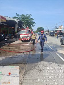 Petugas Damkar Kutoarjo melakukan pemadaman sepeda motor Yamaha NMAX yang terbakar usai terlibat kecelakaan di depan Alfamart Kaliwatu, Kecamatan Butuh, Kabupaten Purworejo.
