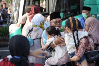 Bupati Sambut Kepulangan 176 Jemaah Haji Kloter 11, Suasana Haru Warnai Pendopo Kabumian