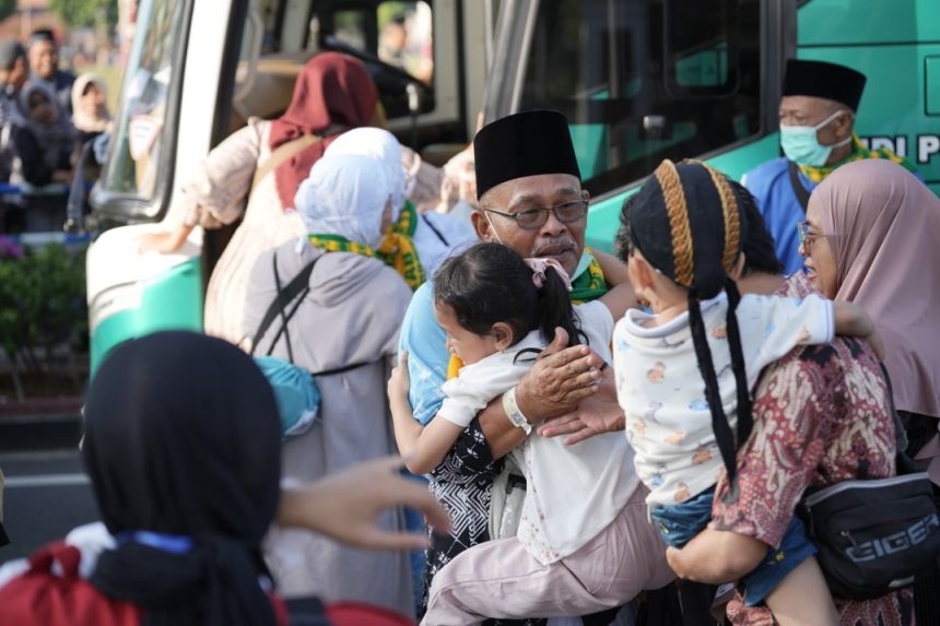 Bupati Sambut Kepulangan 176 Jemaah Haji Kloter 11, Suasana Haru Warnai Pendopo Kabumian