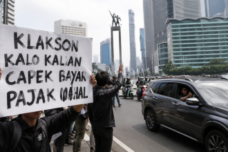 Mahasiswa Minta Pengendara Klaksoni Protes Pajak di Bundaran HI
