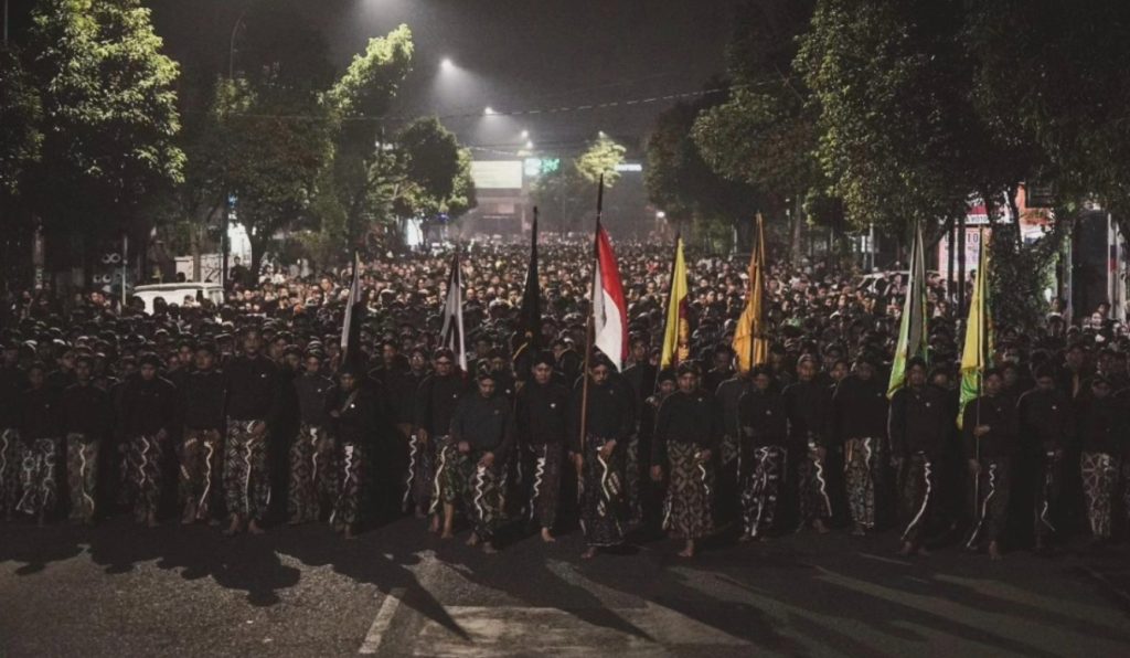 Prosesi Mubeng Beteng bersama masyarakat umum