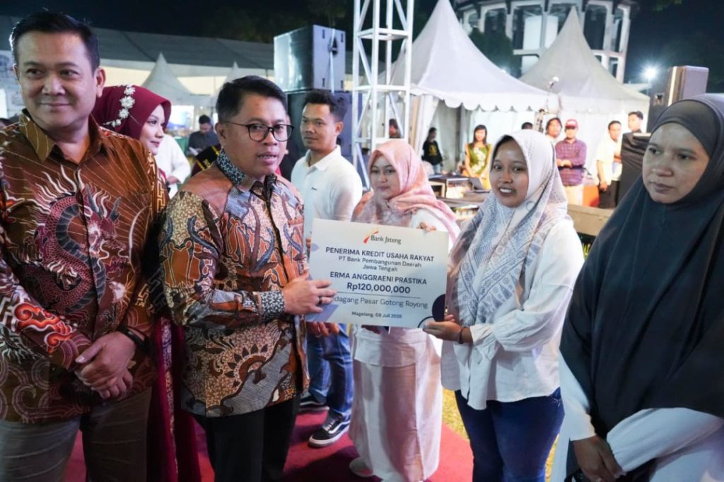 Pemimpin Bank Jateng Cabang Koordinator Magelang, Dwi Andy Setiyawan bersama perwakilan UMKM penerima manfaat KUR di sela-sela Magelang Fair 2026