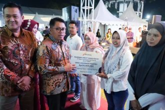 Pemimpin Bank Jateng Cabang Koordinator Magelang, Dwi Andy Setiyawan bersama perwakilan UMKM penerima manfaat KUR di sela-sela Magelang Fair 2026