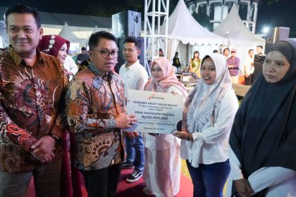 Pemimpin Bank Jateng Cabang Koordinator Magelang, Dwi Andy Setiyawan bersama perwakilan UMKM penerima manfaat KUR di sela-sela Magelang Fair 2026
