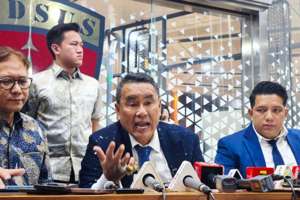(Tengah) Pengacara Febrie Adriansyah, Hotman Paris Hutapea di Kejagung, Jumat (17/7/2026)