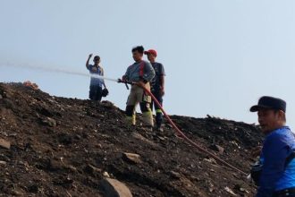 Proses pemadaman api di TPA Jatiwaringin (dok. BPBD Kabupaten Tangerang).