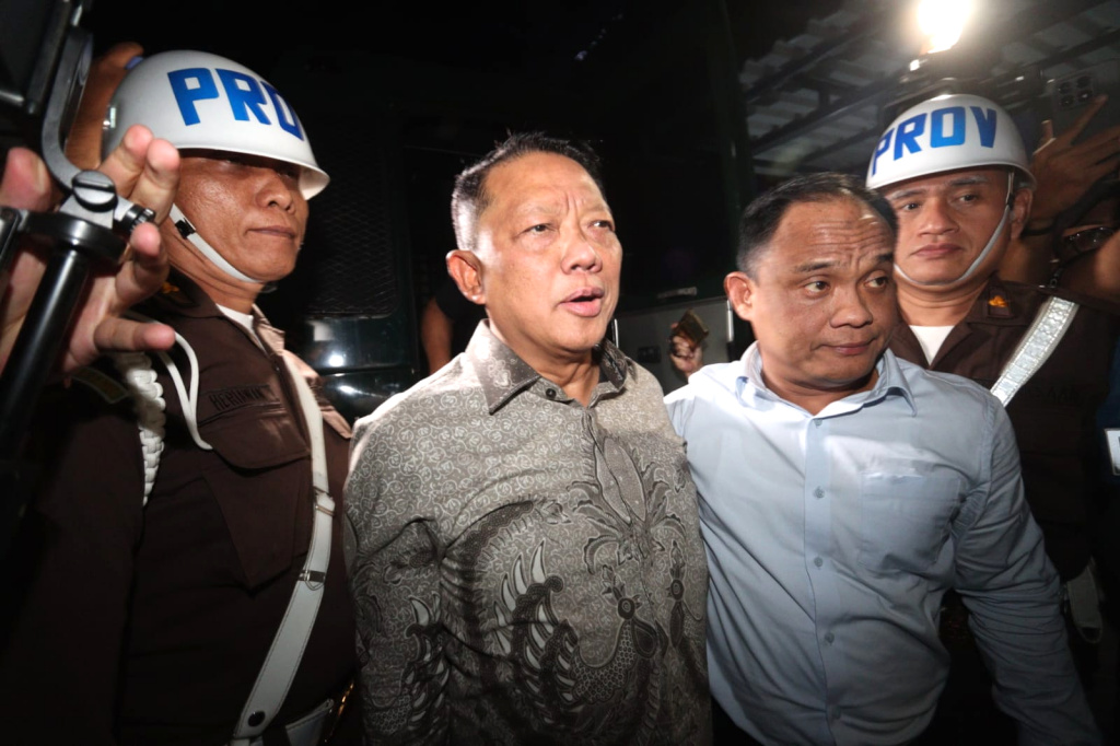 Seorang mantan Jampidsus ditahan di Rutan KPK, dan tiga lembaga penegak hukum terlibat dalam satu koreografi yang mengungkap retakan kepercayaan.