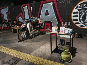 Kopi Anak Rantau menghadirkan konsep kedai kopi sederhana di kawasan Kemang Selatan, Jakarta Selatan. Beroperasi menggunakan motor yang dimodifikasi menjadi coffee bar, tempat ini menjadi ruang singgah bagi para perantau dan pekerja yang ingin menikmati kopi sambil berbagi cerita usai beraktivitas.
