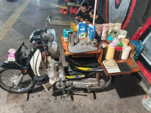 Motor yang disulap menjadi coffee bar menjadi ciri khas operasional Kopi Anak Rantau. Berbagai perlengkapan seduh dan bahan baku disusun di atas kendaraan, termasuk gula aren olahan sendiri yang menjadi pembeda pada menu andalannya.