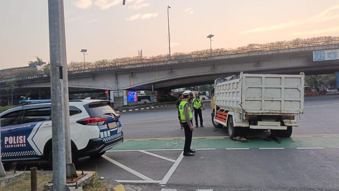 Foto: Truk mengalami pecah ban di Jalan Tomang, Jakarta Barat pagi ini (Dok TMC Polda Metro Jaya).