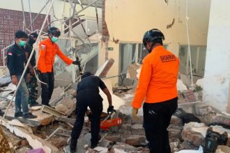 Tim SAR Gabungan melakukan evakuasi di reruntuhan bangunan di Pelabuhan Maumere, NTT.