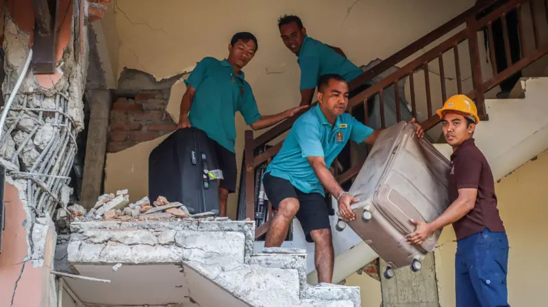 Pegawai hotel mengamankan barang-barang milik wisatawan dari gedung Hotel Jayakarta yang rusak akibat gempa di Labuan Bajo, Manggarai Barat, Nusa Tenggara Timur (NTT), Sabtu (15/08).