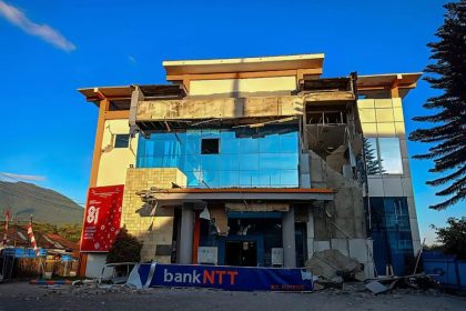 Sebuah bangunan tampak rusak setelah gempa berkekuatan magnitudo 7,7 melanda Ruteng, Manggarai, Nusa Tenggara Timur, pada Sabtu (15/08).