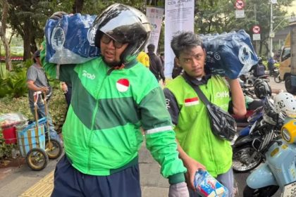 Sejumlah pengemudi ojek online mengaku ikut "bersolidaritas menyumbang tenaga agar suara akar rumput tersampaikan" dalam demonstrasi di depan Gedung DPR, Kamis (27/08).