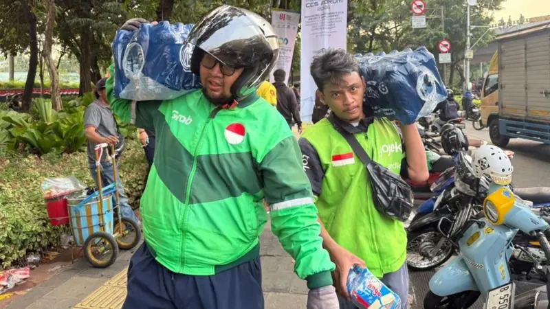 Sejumlah pengemudi ojek online mengaku ikut "bersolidaritas menyumbang tenaga agar suara akar rumput tersampaikan" dalam demonstrasi di depan Gedung DPR, Kamis (27/08).