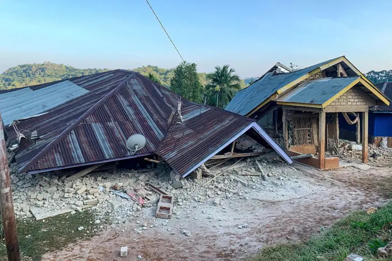 Sebuah rumah roboh pascagempa berkekuatan magnitudo 7,7 di Ruteng, Manggarai, NTT, pada Sabtu (15/08).