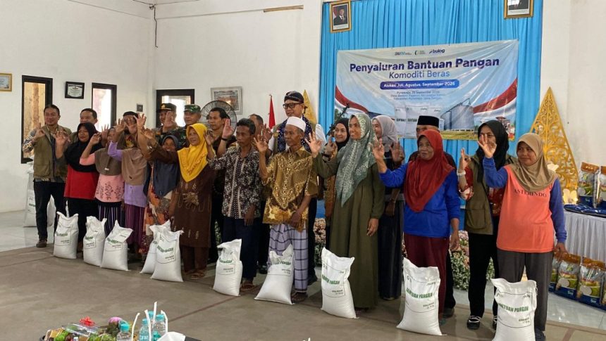 BULOG Salurkan Bantuan Beras Juli-September kepada Ribuan KPM di Kemiri