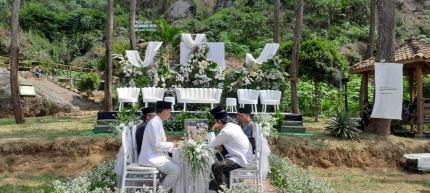 Bukan di Gedung Mewah, Pasangan Pengantin di Bruno Pilih Curug Gunung Putri sebagai Saksi Hari Bahagia
